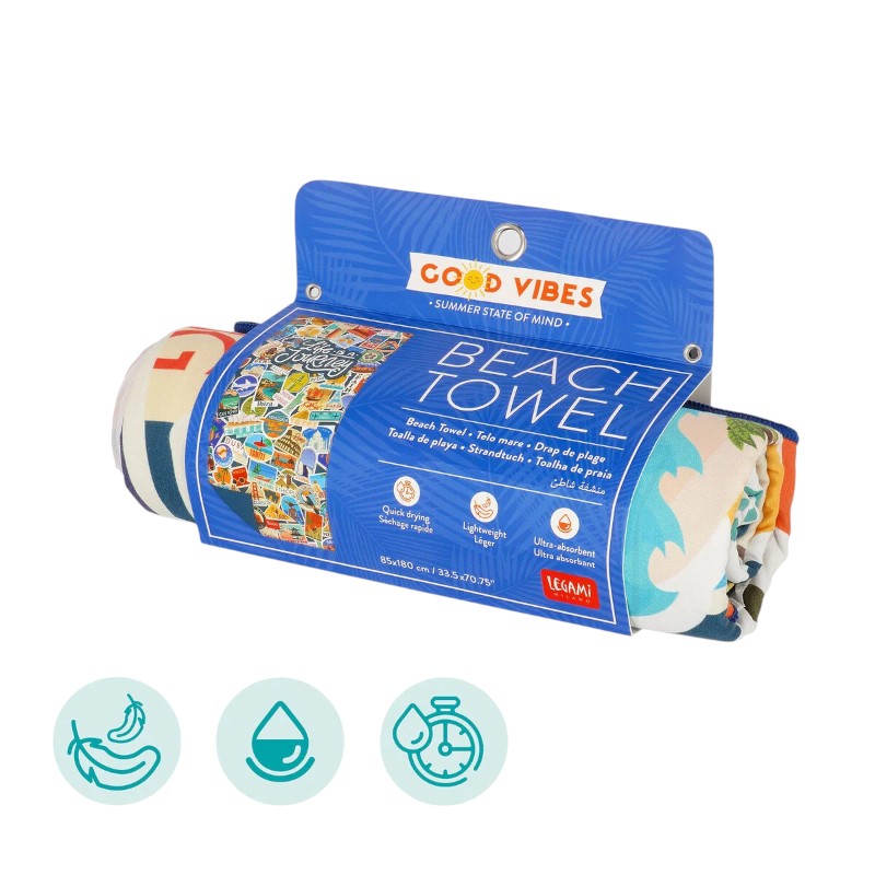 Telo mare Legami Life is a Journey 180x85cm: poliestere asciugante, 331g, design sticker travel vintage con mete di tutto il mondo. Per chi ama viaggiare!
