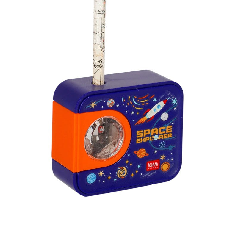 Temperamatite elettrico Legami Top of the Tip Space Explorer — lama tungsteno, matite 6-8 mm, design spazio blu notte. Regalo originale per bambini.