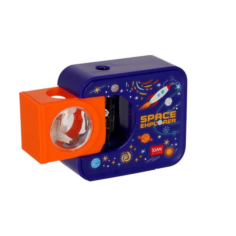 Temperamatite elettrico Legami Top of the Tip Space Explorer — lama tungsteno, matite 6-8 mm, design spazio blu notte. Regalo originale per bambini.