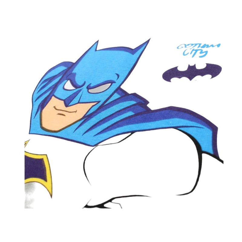 Maglietta per bambini bianca con disegno in primo piano di batman. In alto c'è il logo di batman e la scritta Gotham City