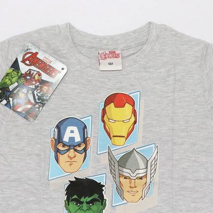 t-shirt per bambini grigia con disegnati i volti dei 4 avengers.