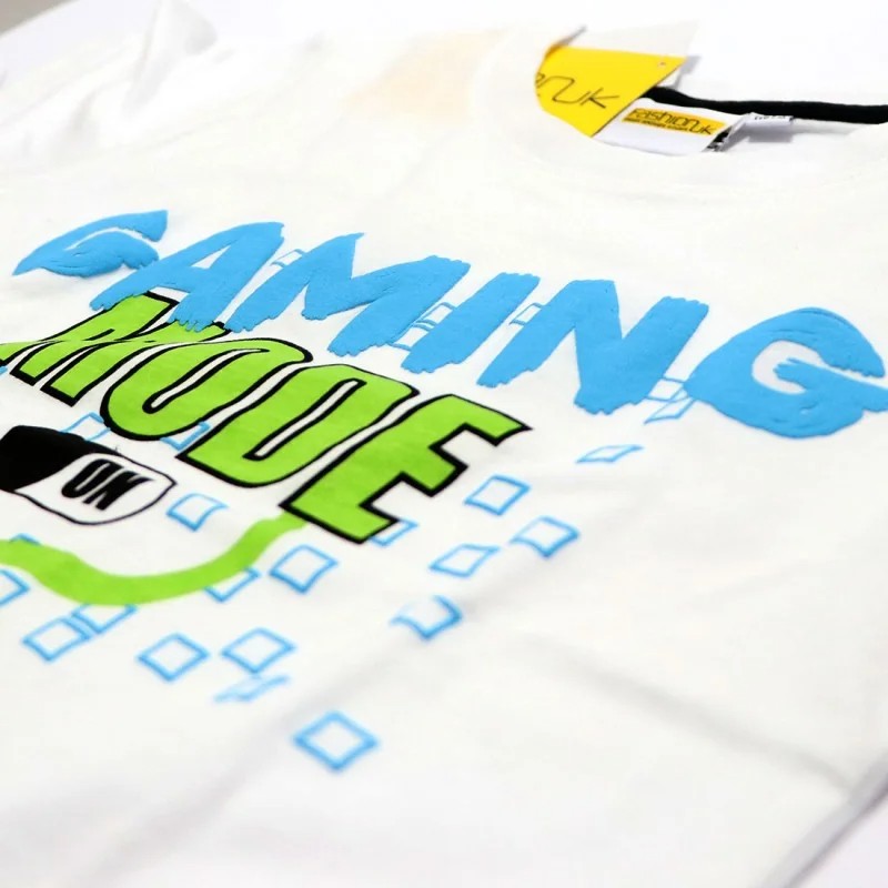 T-Shirt maglietta bambini e ragazzi tema gamer con scritta "Gaming mode: On" e disegno di un joystick