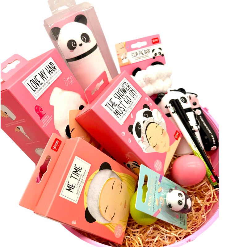 Uovo di pasqua pieno di tantissimi prodotti legami a tema panda