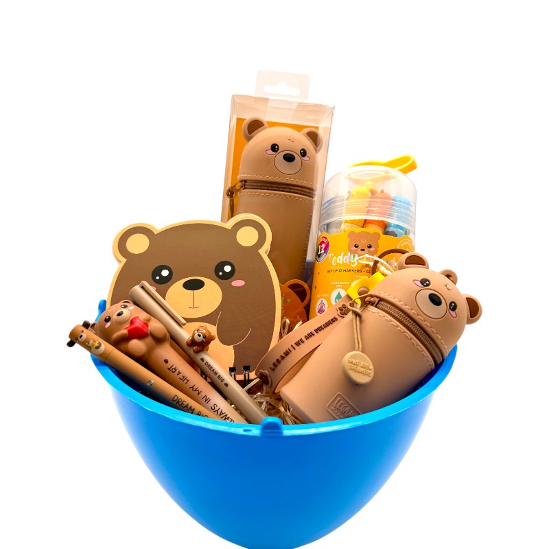 Uovo di pasqua pieno di prodotti legami tutti a tema orsetto