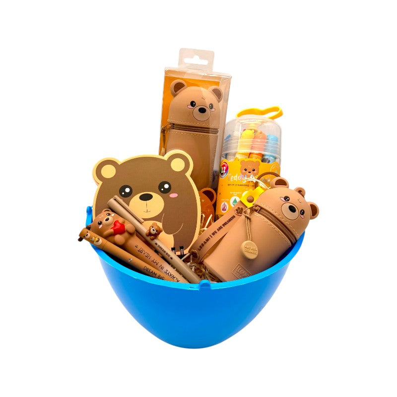 Uovo di pasqua pieno di prodotti legami tutti a tema orsetto