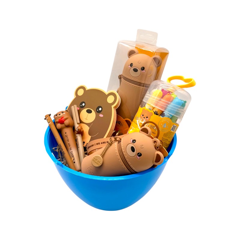 Uovo di pasqua pieno di prodotti legami tutti a tema orsetto