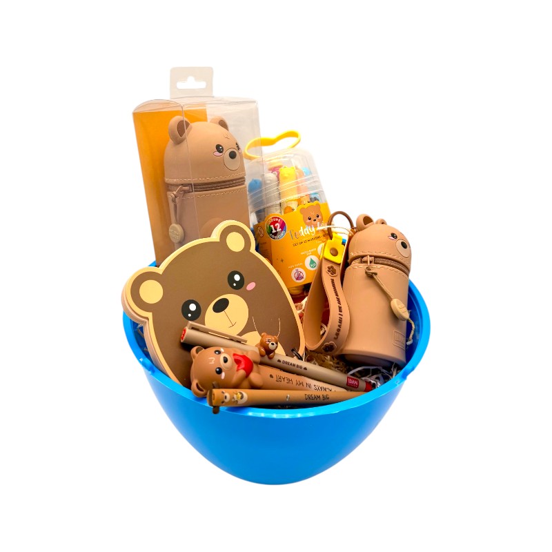 Uovo di pasqua pieno di prodotti legami tutti a tema orsetto