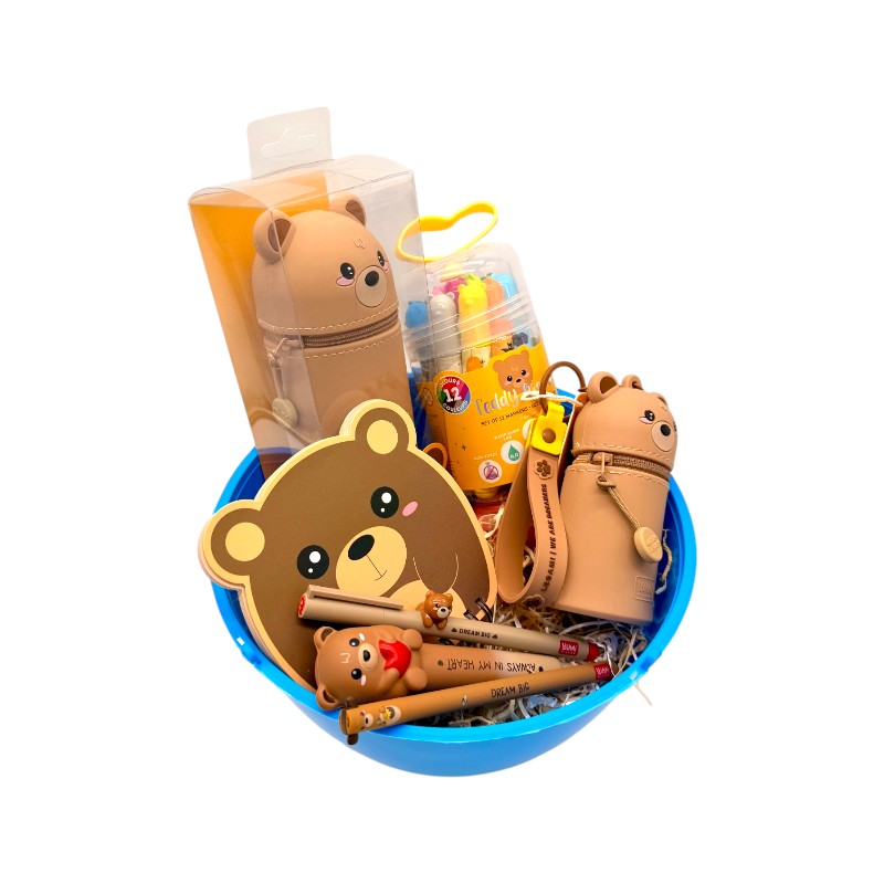 Uovo di pasqua pieno di prodotti legami tutti a tema orsetto