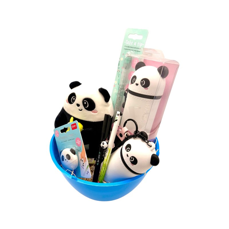 Uovo di pasqua pieno di prodotti tutti a tema panda