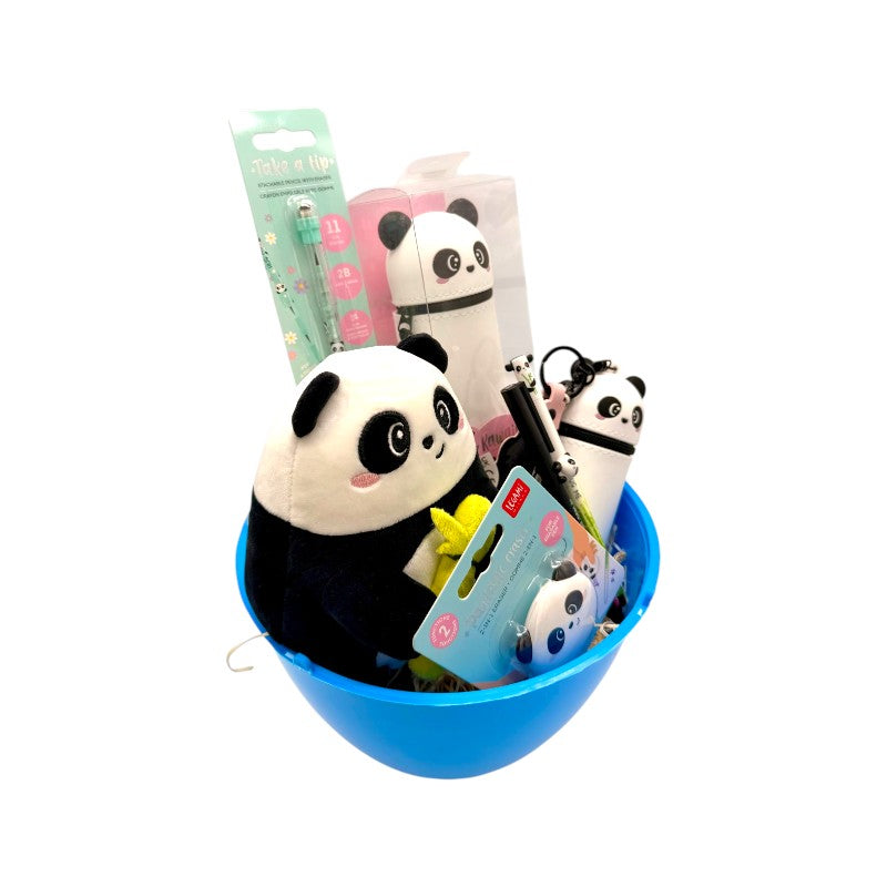 Uovo di pasqua pieno di prodotti tutti a tema panda