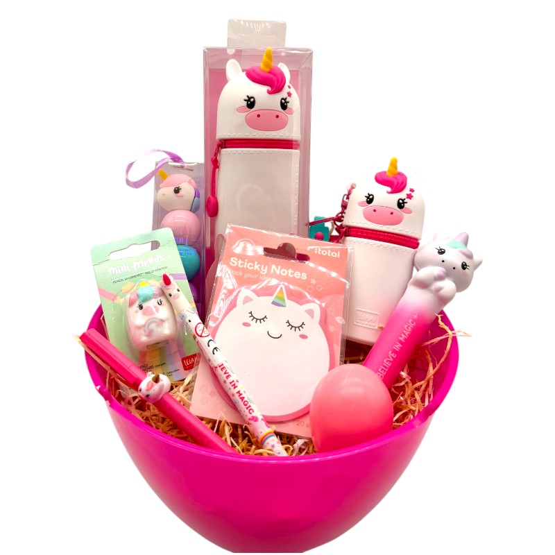 Uovo di pasqua pieno di prodotti legami tutti a tema unicorno