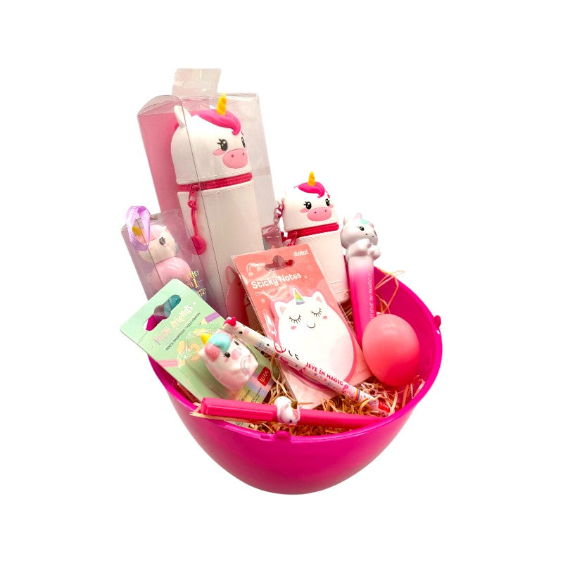 Uovo di pasqua pieno di prodotti legami tutti a tema unicorno