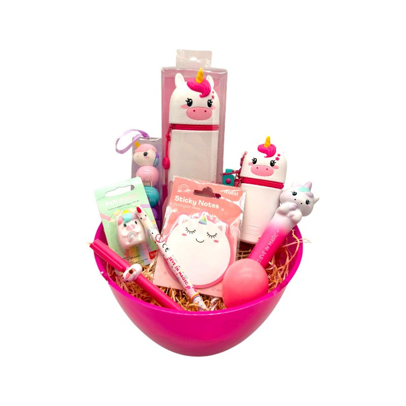 Uovo di pasqua pieno di prodotti legami tutti a tema unicorno