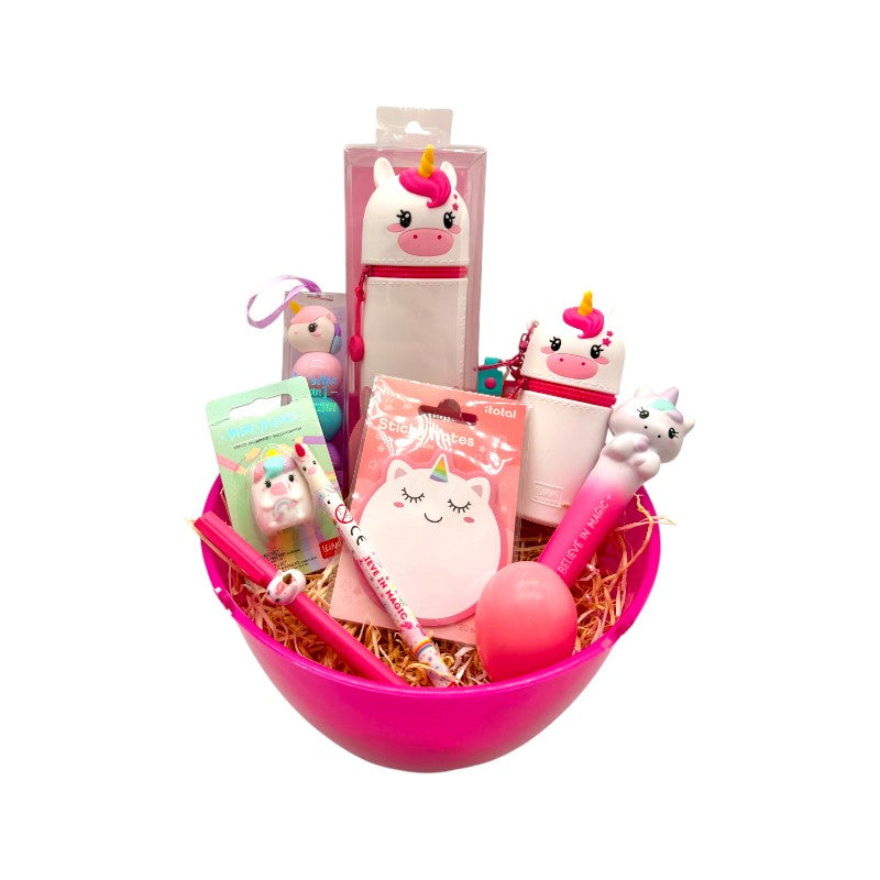 Uovo di pasqua pieno di prodotti legami tutti a tema unicorno