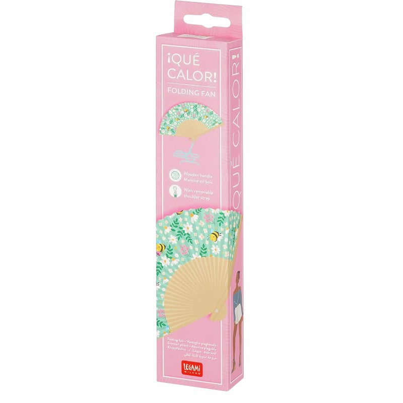 Ventaglio Legami Bee 23cm: tessuto 100% poliestere con apine kawaii e fiori, stecche legno, cordino azzurro abbinato. Fresco e delicato ovunque. Scoprilo!
