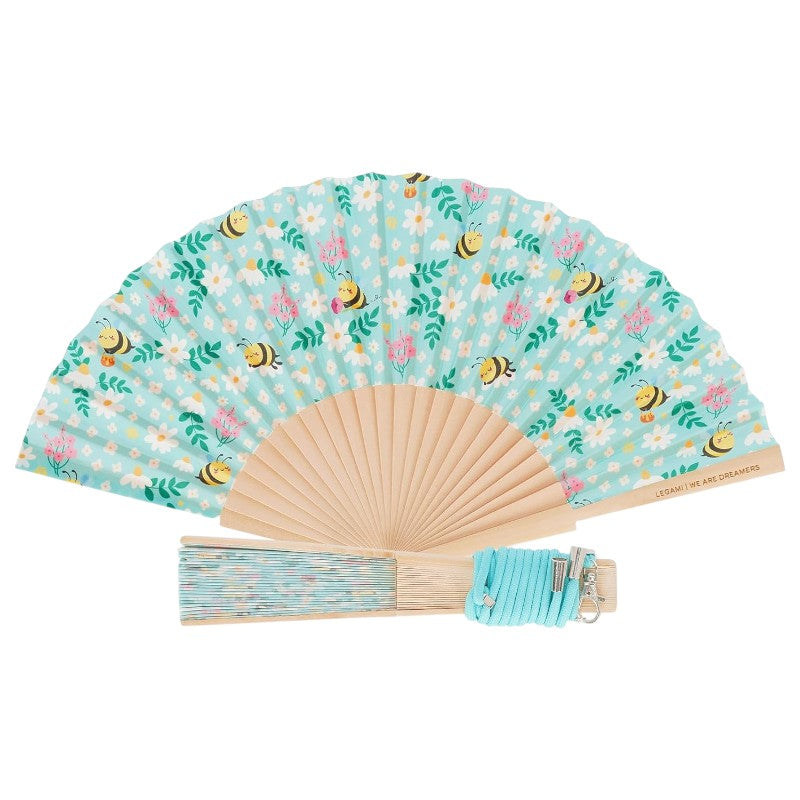 Ventaglio Legami Bee 23cm: tessuto 100% poliestere con apine kawaii e fiori, stecche legno, cordino azzurro abbinato. Fresco e delicato ovunque. Scoprilo!
