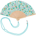 Ventaglio Legami Bee 23cm: tessuto 100% poliestere con apine kawaii e fiori, stecche legno, cordino azzurro abbinato. Fresco e delicato ovunque. Scoprilo!
