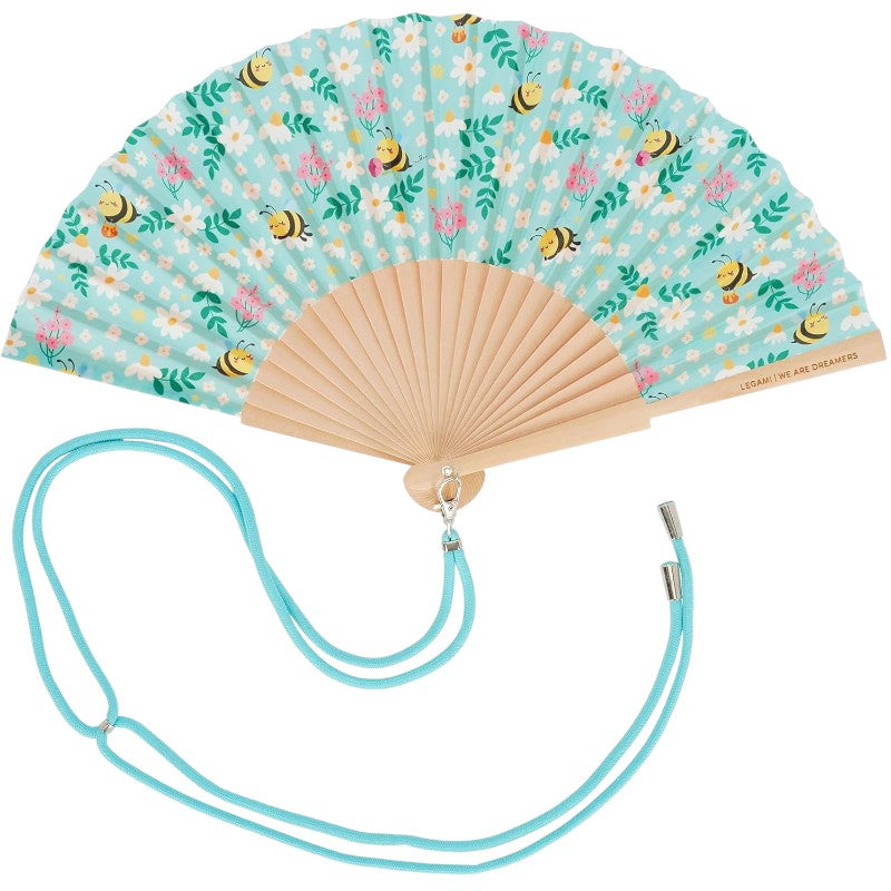 Ventaglio Legami Bee 23cm: tessuto 100% poliestere con apine kawaii e fiori, stecche legno, cordino azzurro abbinato. Fresco e delicato ovunque. Scoprilo!
