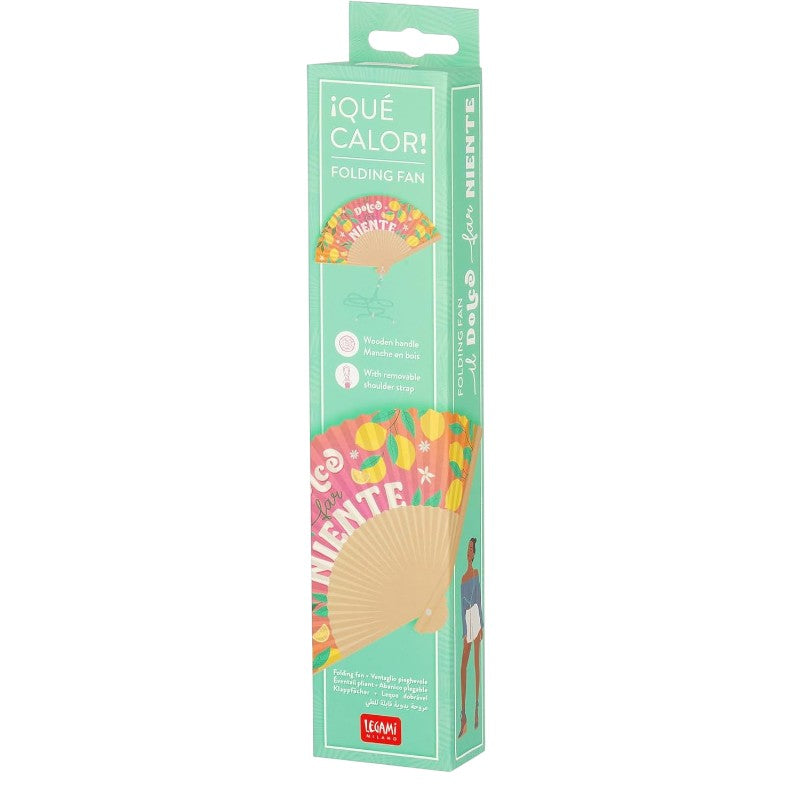 Ventaglio Legami Il Dolce Far Niente 23cm: tessuto 100% poliestere con limoni mediterranei, stecche legno, cordino verde acqua. Fresco e italiano ovunque!
