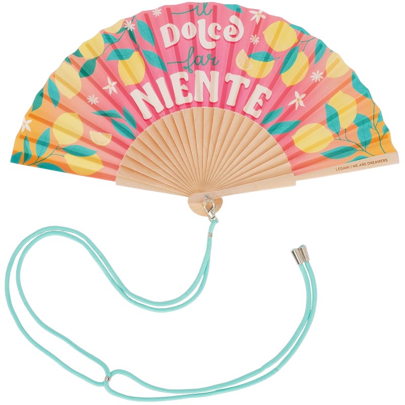 Ventaglio Legami Il Dolce Far Niente 23cm: tessuto 100% poliestere con limoni mediterranei, stecche legno, cordino verde acqua. Fresco e italiano ovunque!
