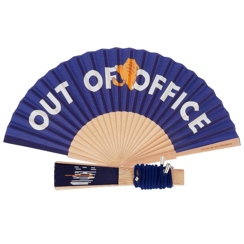 Ventaglio Legami Out of Office 23cm: tessuto 100% poliestere, stecche in legno, cordino blu navy abbinato. Design bold estivo. Fresco e irriverente ovunque!
