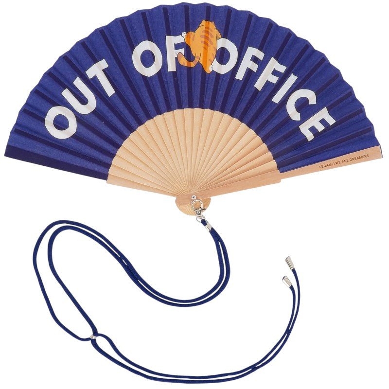 Ventaglio Legami Out of Office 23cm: tessuto 100% poliestere, stecche in legno, cordino blu navy abbinato. Design bold estivo. Fresco e irriverente ovunque!
