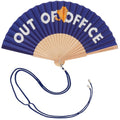 Ventaglio Legami Out of Office 23cm: tessuto 100% poliestere, stecche in legno, cordino blu navy abbinato. Design bold estivo. Fresco e irriverente ovunque!
