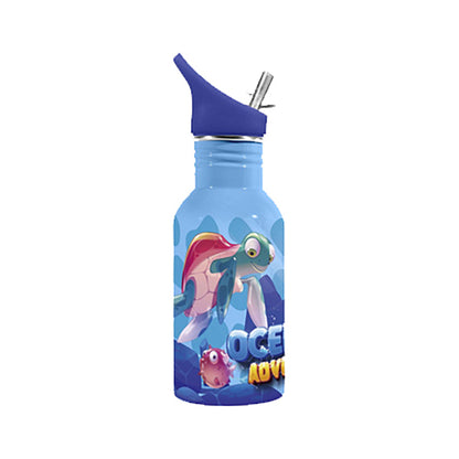 Fantastica borraccia in acciaio inossidabile per bambini con capienza 500ml. Questa borraccia dispone di una cannuccia per facilitare la bevuta. Design Oceano colore azzurro e blu con disegni di pesci divertenti.