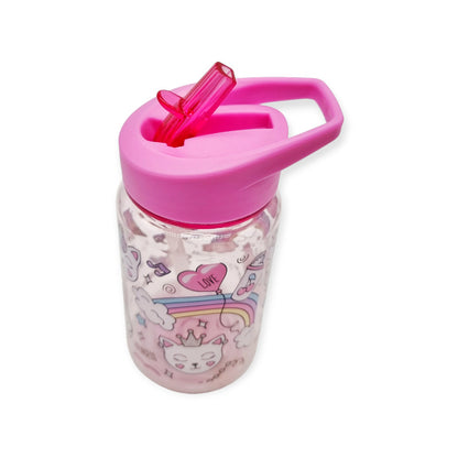 Fantastica borraccia per bambini in tritan, priva di ogni tipo di materiale dannoso, 0% plastica, Bpa Free e 100% riciclabile. La borraccia ha un design rosa-trasparente a tema "Arcobaleno" con disegno di arcobaleni e gadget femminili. E' dotata di un beccuccio che favorisce l'agevole apertura e chiusura. dall'alto