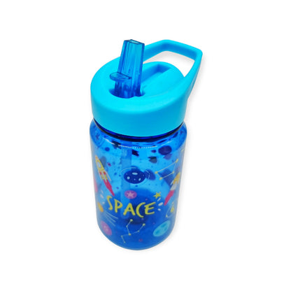 Fantastica borraccia per bambini in tritan, priva di ogni tipo di materiale dannoso, 0% plastica, Bpa Free e 100% riciclabile. La borraccia ha un design blu-trasparente a tema "Spazio" con disegno di navicelle spaziali e pianeti. E' dotata di un beccuccio che favorisce l'agevole apertura e chiusura. dall'alto