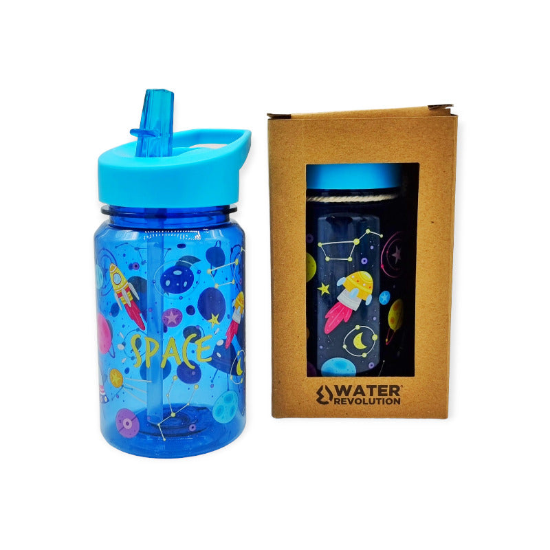 Fantastica borraccia per bambini in tritan, priva di ogni tipo di materiale dannoso, 0% plastica, Bpa Free e 100% riciclabile. La borraccia ha un design blu-trasparente a tema "Spazio" con disegno di navicelle spaziali e pianeti. E' dotata di un beccuccio che favorisce l'agevole apertura e chiusura. con scatola