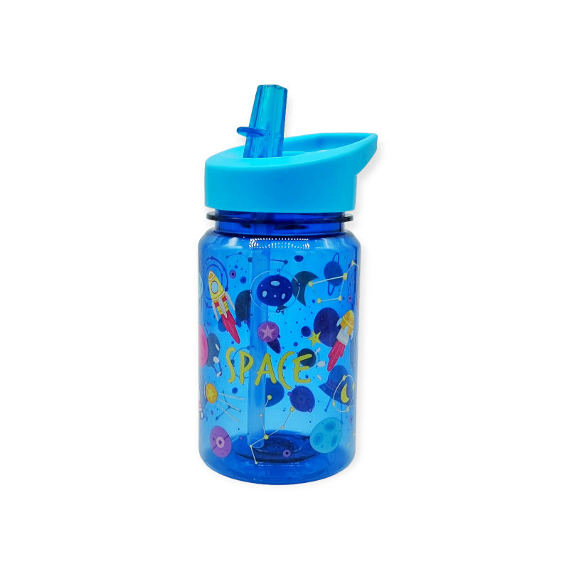 Fantastica borraccia per bambini in tritan, priva di ogni tipo di materiale dannoso, 0% plastica, Bpa Free e 100% riciclabile. La borraccia ha un design blu-trasparente a tema "Spazio" con disegno di navicelle spaziali e pianeti. E' dotata di un beccuccio che favorisce l'agevole apertura e chiusura.