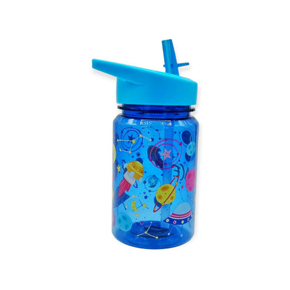 Fantastica borraccia per bambini in tritan, priva di ogni tipo di materiale dannoso, 0% plastica, Bpa Free e 100% riciclabile. La borraccia ha un design blu-trasparente a tema "Spazio" con disegno di navicelle spaziali e pianeti. E' dotata di un beccuccio che favorisce l'agevole apertura e chiusura.