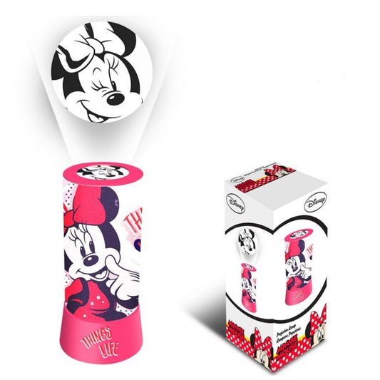 Fantastico proiettore a led a tema Disney Minnie Mouse. La lampada può essere appoggiata sia sul comodino che sulla scrivania e garantisce una proiezione di un immagine di Minnie. Ottima idea reglao per bambine