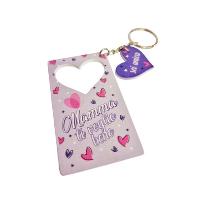 Fantastico portachiavi in legno color viola con la scritta "Mamma ti voglio bene" ed un cuore con la scritta "Sei Unica". Ottima idea regalo per la festa della mamma.