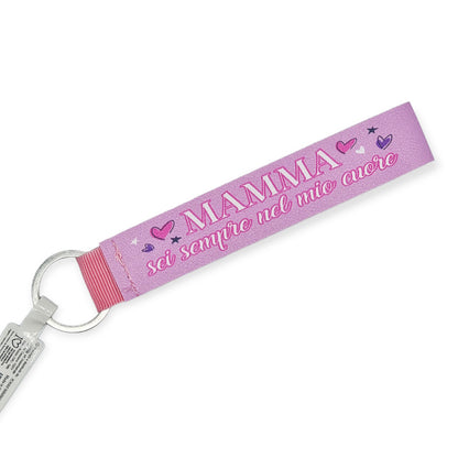 Fantastico portachiavi in Pvc  di design rosa con la scritta "Mamma sei sempre nel mio cuore". Il portachiavi è super resistente ed è dotato di un anello in metallo utile per essere agganciato ad un mazzo di chiavi o qualsiasi altro oggetto. Ottima idea regalo per la festa della Mamma.