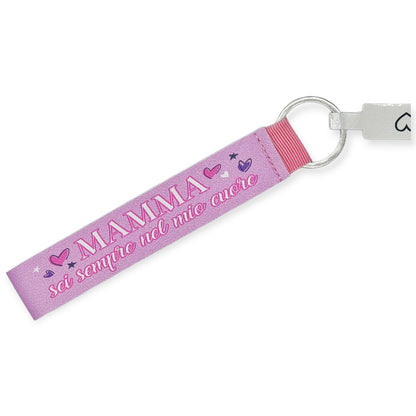 Fantastico portachiavi in Pvc  di design rosa con la scritta "Mamma sei sempre nel mio cuore". Il portachiavi è super resistente ed è dotato di un anello in metallo utile per essere agganciato ad un mazzo di chiavi o qualsiasi altro oggetto. Ottima idea regalo per la festa della Mamma. Retro