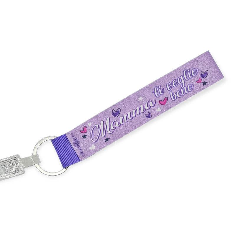 Fantastico portachiavi in Pvc di colore viola con la scritta "Mamma ti voglio bene". Il portachiavi è super resistente ed è dotato di un anello in metallo utile per essere agganciato ad un mazzo di chiavi o qualsiasi altro oggetto. Ottima idea regalo per la festa della Mamma.