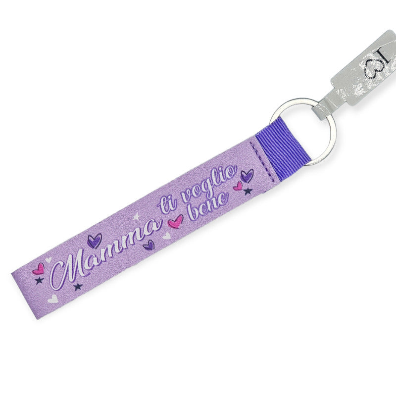 Fantastico portachiavi in Pvc di colore viola con la scritta "Mamma ti voglio bene". Il portachiavi è super resistente ed è dotato di un anello in metallo utile per essere agganciato ad un mazzo di chiavi o qualsiasi altro oggetto. Ottima idea regalo per la festa della Mamma. Retro