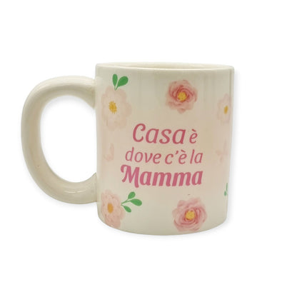 Fantastica tazza in ceramica bianca di altissima qualità. Design con margherite e scritta "Casa è dove c'è la Mamma". Ottima idea regalo per la festa della mamma.