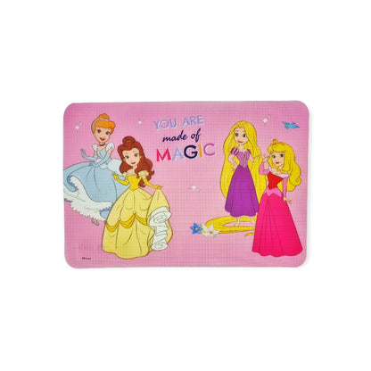 Fantastica tovaglietta in Pvc completamente antimacchia ed anti stiro. Design di colore rosa con le immagini delle più famose principesse Disney. Ottima per la colazione.