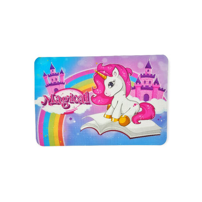 Fantastica tovaglietta in Pvc completamente antimacchia ed anti stiro. Design di colore rosa con l'immagine di un arcobaleno e di un'unicorno con la scritta "magical". Ottima per la colazione.